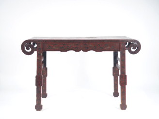 Vente aux enchères Chine, vers 1920,  Console en bois à bords enroulés à décor en laque r