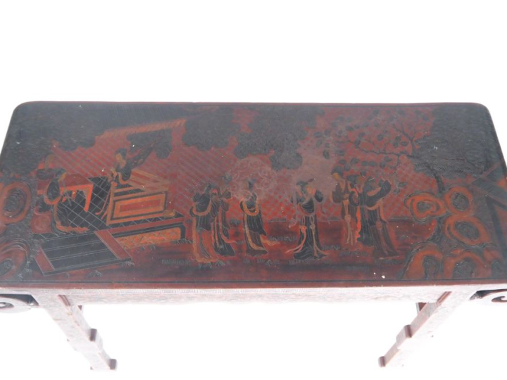 Chine, vers 1920,  Console en bois à bords enroulés à décor en laque r