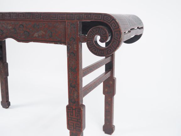 Chine, vers 1920,  Console en bois à bords enroulés à décor en laque r