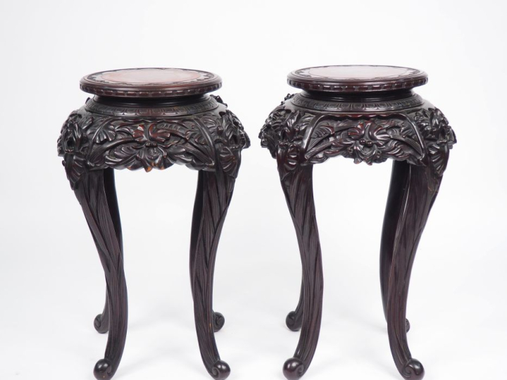 Chine début Xxe siècle. Paire de sellettes en bois sculpté à décor feu