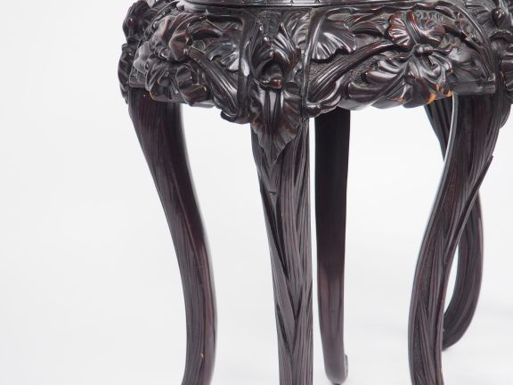 Chine début Xxe siècle. Paire de sellettes en bois sculpté à décor feu
