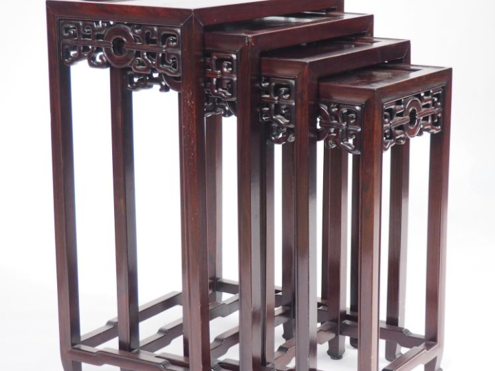 Chine, début Xxe siècle. 4 tables gigognes en bois à décor sculpté et 