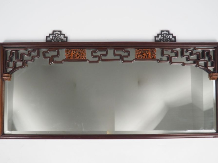 Chine, début Xxe siècle. 2 miroirs assortis à décor sculpté de personn