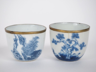 Vente aux enchères Vietnam, fin XIXe siècle,  Deux sorbets en porcelaine bleu blanc à déc
