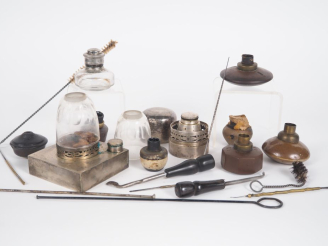 Vente aux enchères Indochine vers 1900, Nécessaire de fumeur d'opium comprenant sept four