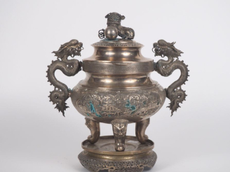Vente aux enchères Indochine, vers 1920, Brûle parfums tripode, en cuivre argenté,  orné 