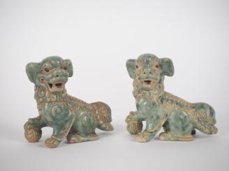 Vente aux enchères Vietnam, école de Bien Hoa, vers 1930, Paire de lions bouddhiques, en 