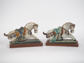 Vente aux enchères Vietnam, école de Bien Hoa, vers 1930, Paire de chevaux en céramique é