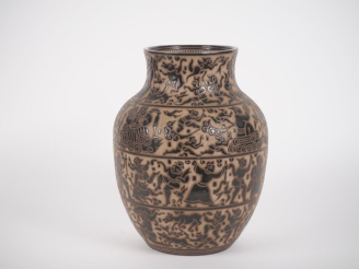 Vente aux enchères Vietnam, école de Bien Hoa, vers 1930, Vase balustre en céramique, à d