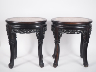 Vente aux enchères Chine du Sud, vers 1920,  Deux sellettes en bois sculpté, reposant sur