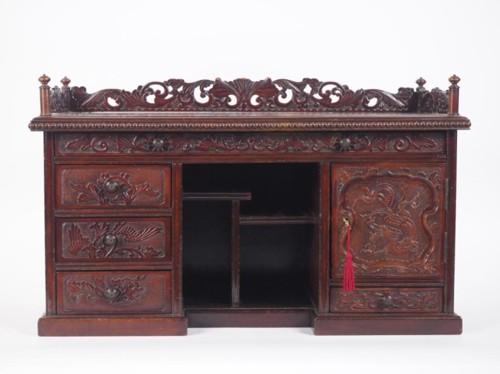 Indochine, vers 1920, Élément de meuble en bois, à étagère, quatre tir