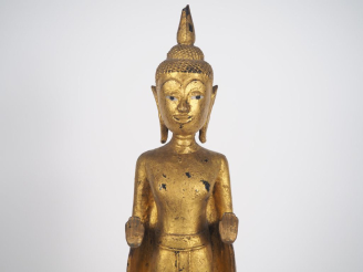 Vente aux enchères Laos, XIXe siècle,  Statuette en bois laqué doré, représentant bouddha