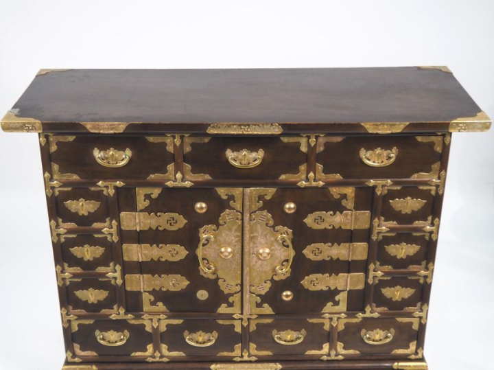 Corée, XXe siècle, Meuble cabinet ouvrant à deux portes et sept tiroir