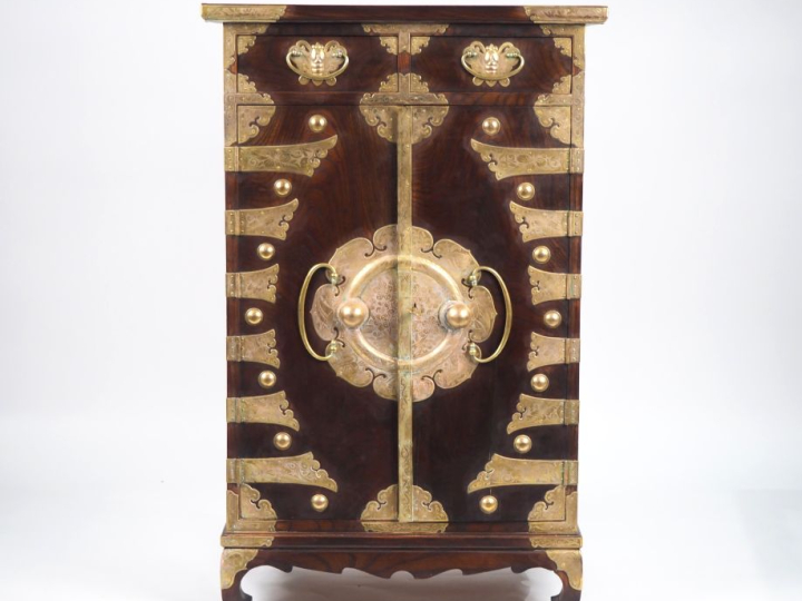 Corée, XXe siècle,  Meuble console en bois ouvrant à deux portes et de