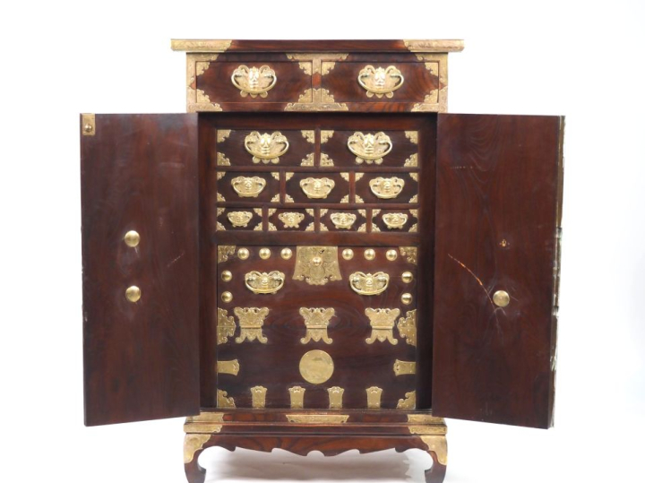 Corée, XXe siècle,  Meuble console en bois ouvrant à deux portes et de