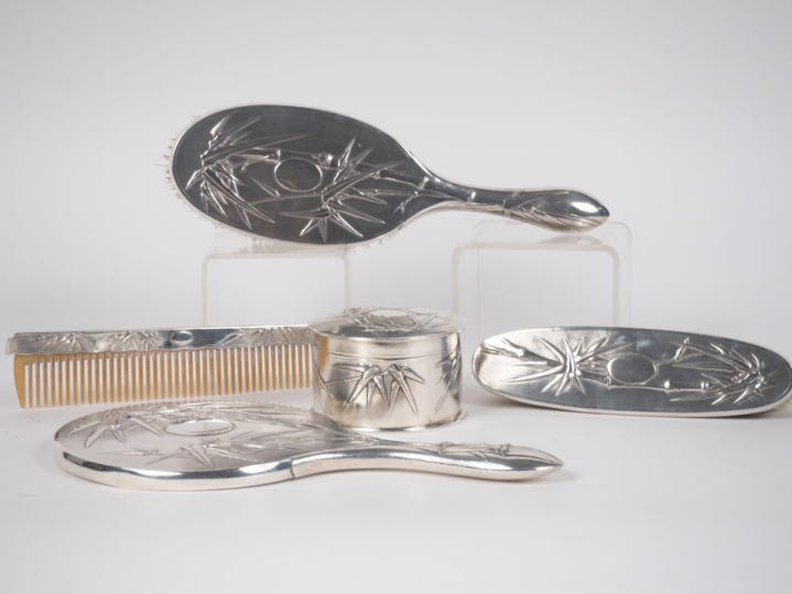 Japon, Xxe siècle,  Nécessaire de toilette en argent, comprenant cinq 