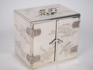Vente aux enchères Japon, Xxe siècle, Coffret en laque nashiji, monture en argent à décor