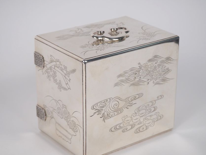 Japon, Xxe siècle, Coffret en laque nashiji, monture en argent à décor