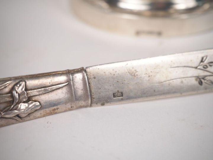 Japon,Xxe siècle, Huit pièces en argent comprenant un sceau, une corbe