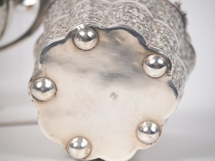 Japon,Xxe siècle, Huit pièces en argent comprenant un sceau, une corbe