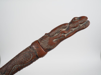Vente aux enchères Poignard. Manche et fourreau en bois sculpté.  Japon.  Période Meiji.