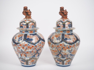 Vente aux enchères Japon, fin de la période Edo,  Paire de potiches couvertes, en porcela