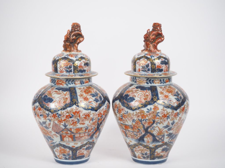 Japon, fin de la période Edo,  Paire de potiches couvertes, en porcela