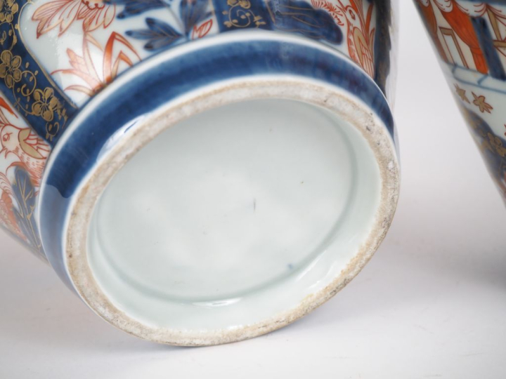 Japon, fin de la période Edo,  Paire de potiches couvertes, en porcela