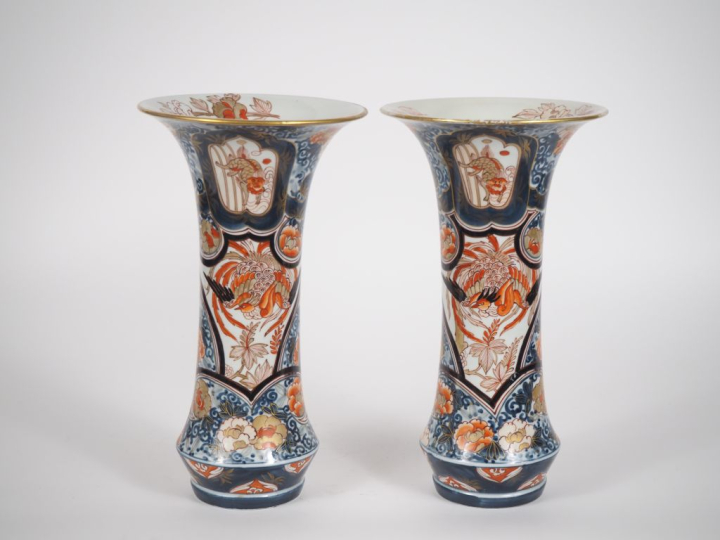 Japon, fin de la période Edo,  Paire de vases cornets en porcelaine d’