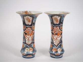 Vente aux enchères Japon, fin de la période Edo,  Paire de vases cornets en porcelaine d’