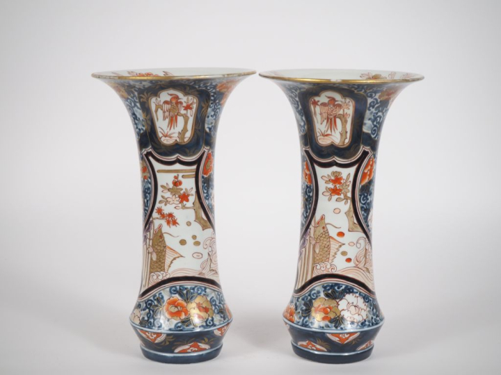Japon, fin de la période Edo,  Paire de vases cornets en porcelaine d’