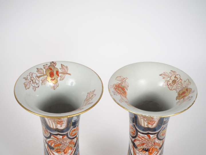 Japon, fin de la période Edo,  Paire de vases cornets en porcelaine d’