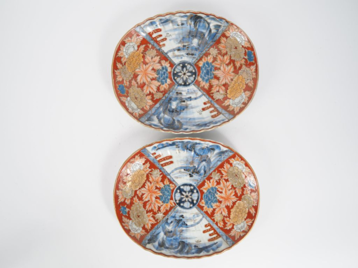 Japon, XIXe siècle, Deux plats ovales, en porcelaine imari à décor ray
