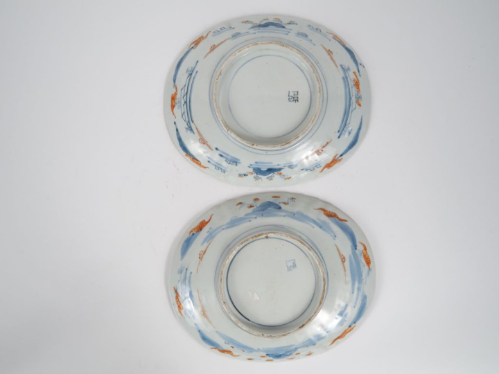 Japon, XIXe siècle, Deux plats ovales, en porcelaine imari à décor ray