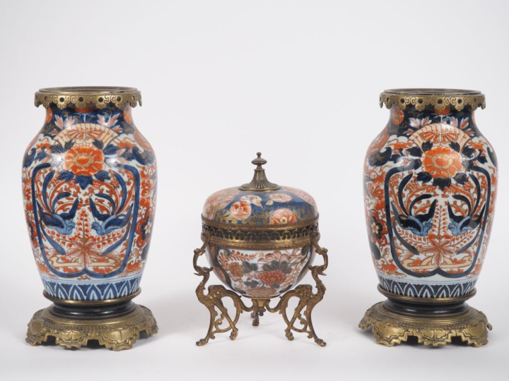 Japon, vers 1900, Trois porcelaines imari comprenant deux vases de for