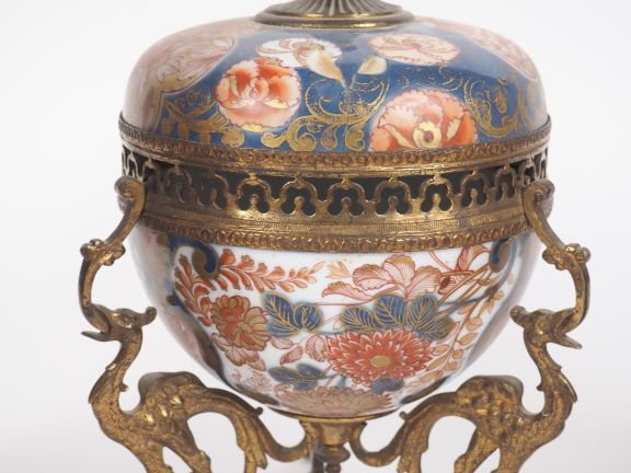 Japon, vers 1900, Trois porcelaines imari comprenant deux vases de for