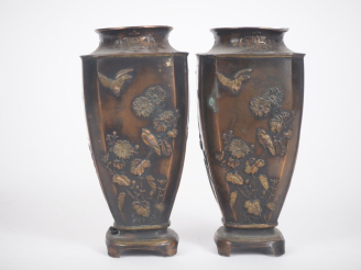 Vente aux enchères Japon, seconde moitié du Xxe siècle, Deux vases quadrangulaires en nam
