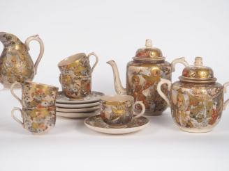 Vente aux enchères Japon, Xxe siècle, Service en faience de satsuma, comprenant treize pi