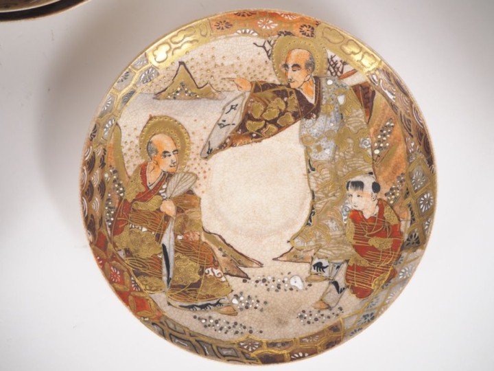 Japon, Xxe siècle, Service en faience de satsuma, comprenant treize pi