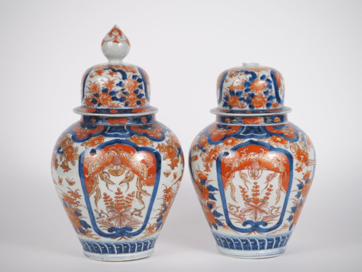Japon, XIXe siècle,  Paire de potiches couvertes en porcelaine imari à
