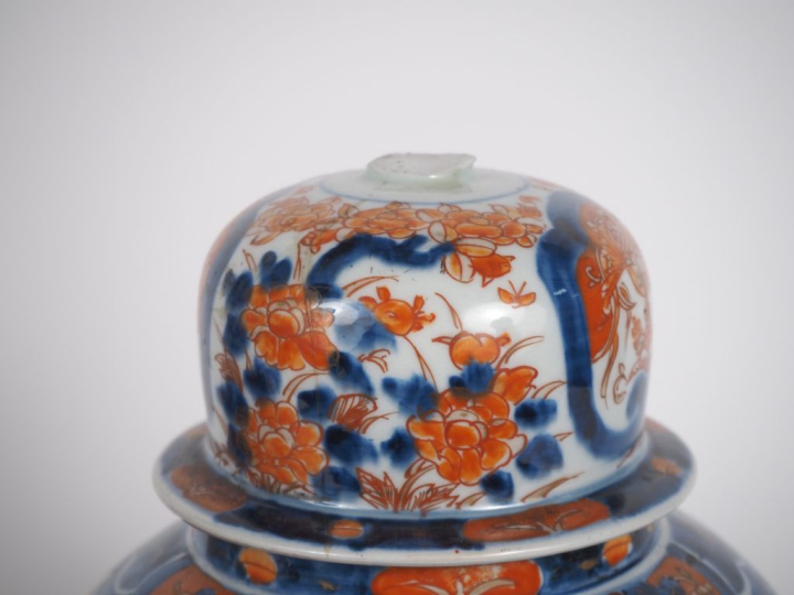 Japon, XIXe siècle,  Paire de potiches couvertes en porcelaine imari à