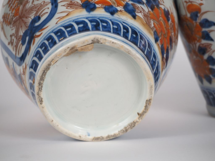 Japon, XIXe siècle,  Paire de potiches couvertes en porcelaine imari à