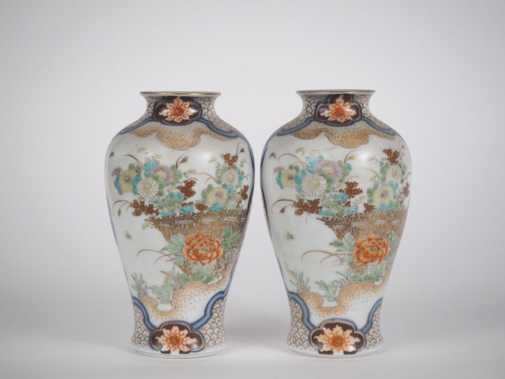 Japon, période Meiji (1868-1912) Paire de vases balustres, en porcelai