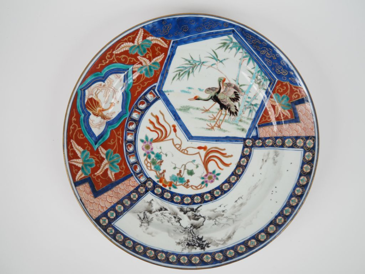 Japon, période Meiji (1868-1912) Important plat en porcelaine imari à 