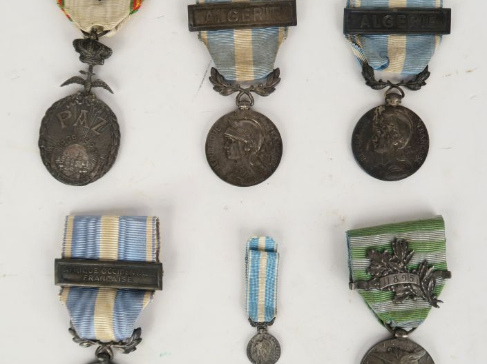 FRANCE  CAMPAGNES COLONIALES Lot comprenant :  -Une médaille de la Pai