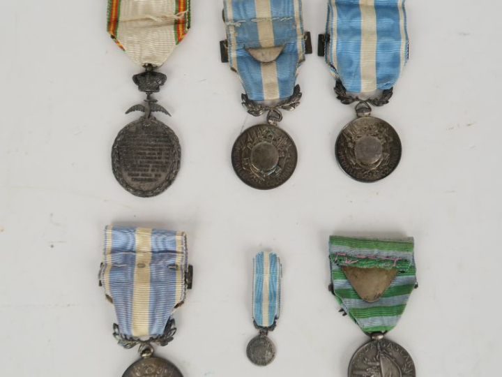 FRANCE  CAMPAGNES COLONIALES Lot comprenant :  -Une médaille de la Pai
