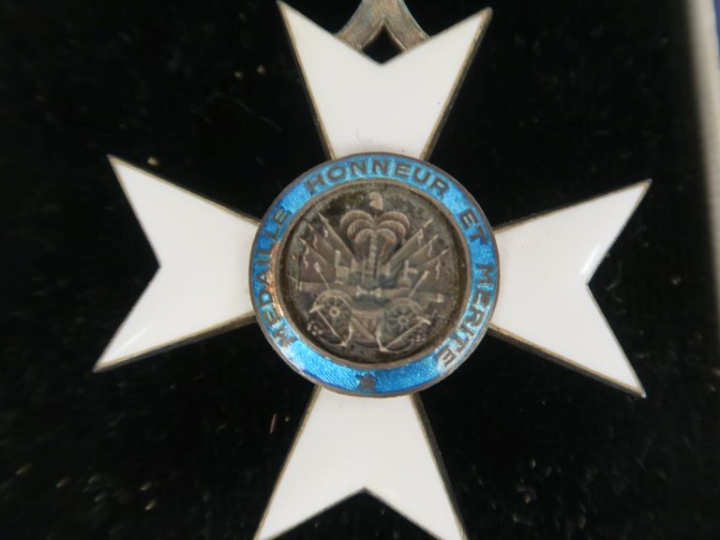 HAITI  ORDRE NATIONAL Croix de chevalier en argent, vermeil et émail. 