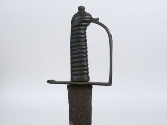Vente aux enchères Sabre briquet.  Monture en laiton patiné noir, monté avec une lame du 