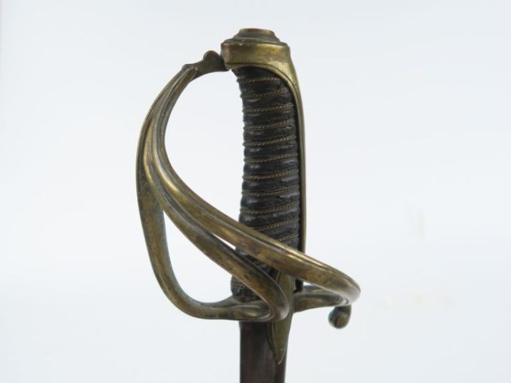 Sabre d’officier de cavalerie à la chasseur.  Poignée recouverte de cu