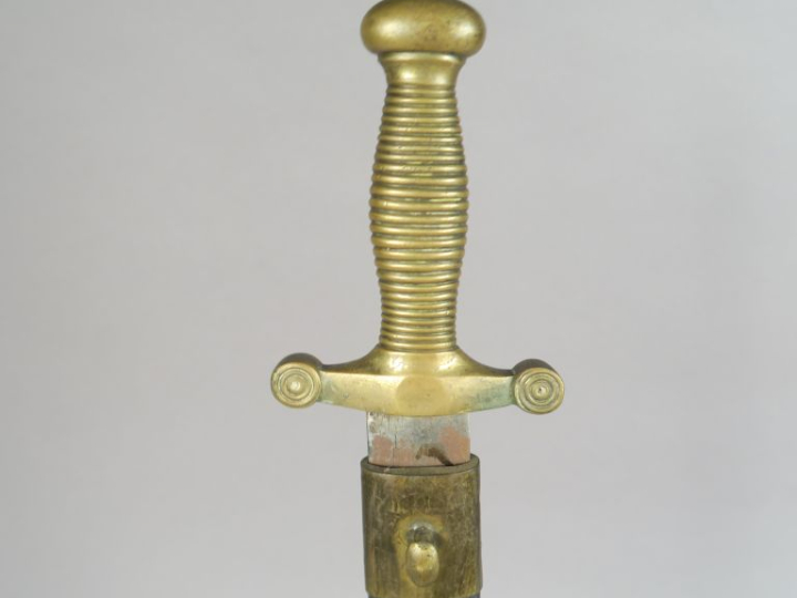 Glaive modèle 1831 allégé.  Poignée en bronze. Lame à gouttières. Four